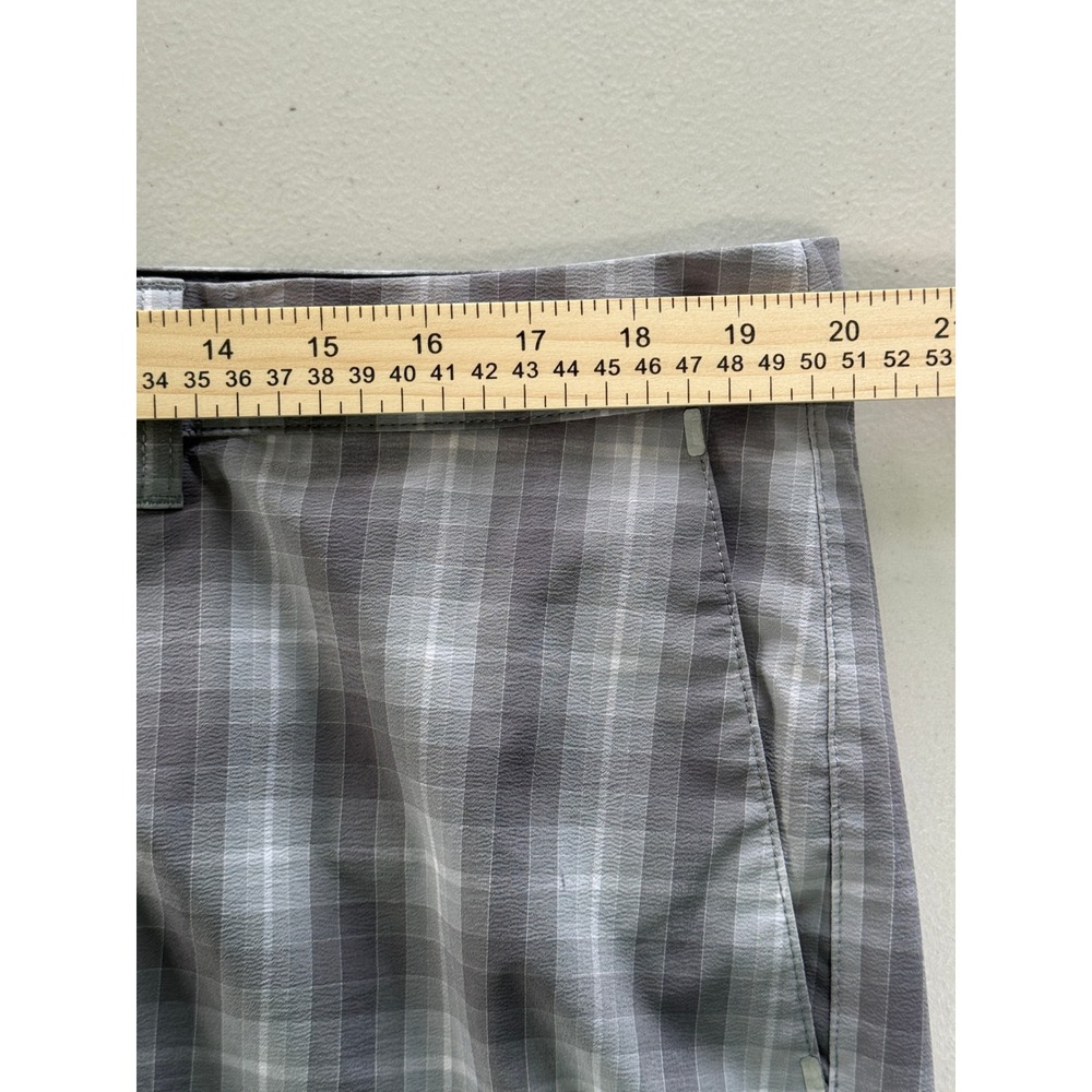 Tommy Bahama IslandZone Mens 40 Grey Plaid Cargo Shorts Performance Golf Travel - Picture 8 of 11